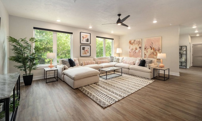 Haile Plantation Apartamento | Fabulous new 3/3 Flat w/ private baths in the heart of the Haile Village Center!