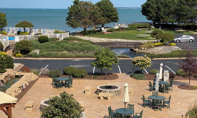 Port Clinton Condominio | Fabulous two bedroom loft with lake view. Pool opens Mothers Day weekend