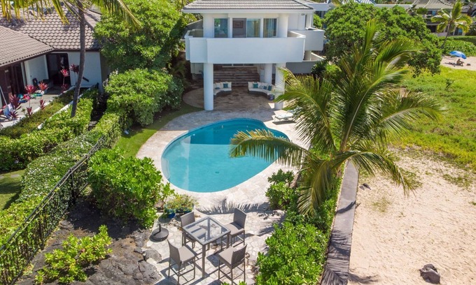Kailua-Kona Casa | Fabulous Waterfront Modern Home on the Keiki Beach, Walking Distance to Town