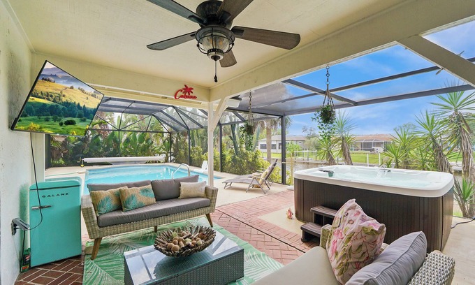 Palm Harbor Casa | Fabulous Waterfront Villa Sleeps 10 Heated Pool&New Spa SUP Kayak drive to beach