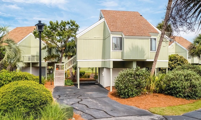 Sealoft Villas Villa | Fairway & lake-view villa with AC, decks, grill, on-site pools & golf