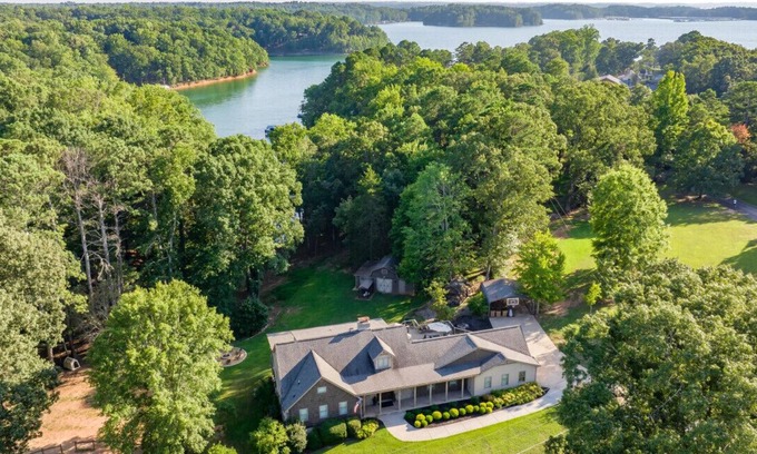 Flowery Branch Apartamento | Lakefront, Farm Animals, Swim, Kayaks, Sauna, Gym