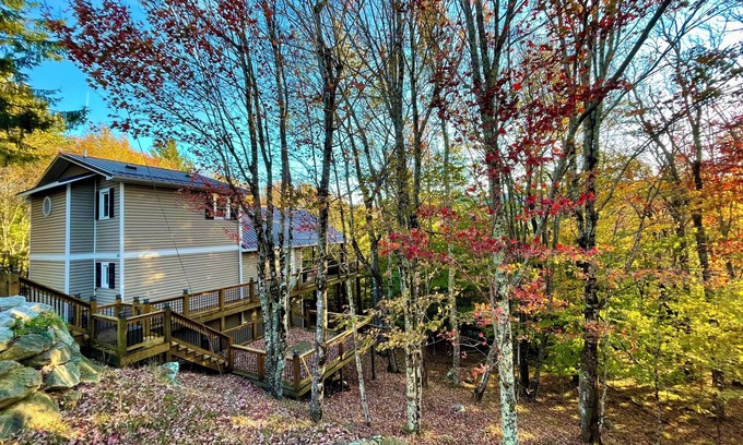 Charter Hills Casa | Fall Colors / Amazing Deck w/ Fireplace & TV / Hiking / Skiing / Wineries / Pets