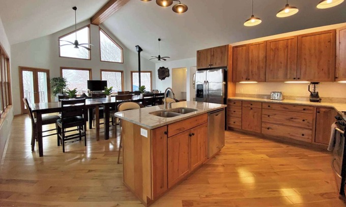St Ignace Cabina | Fall Colors Getaway | Walk to Downtown & Ferry