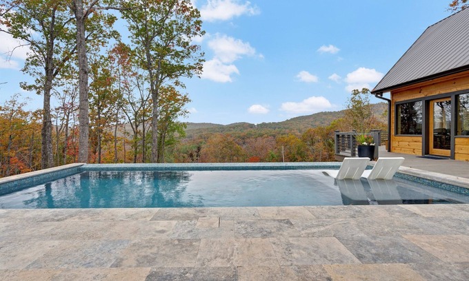 Unaka Cabina | Fall Foliage Views, Heated Pool, Outdoor Kitchen & Fireside Mountain Nights