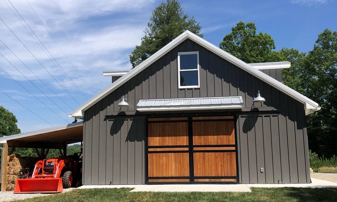 Saluda Casa | Fall getaway! Plan an adventure to local apple orchard, pumpkin farm or winery!