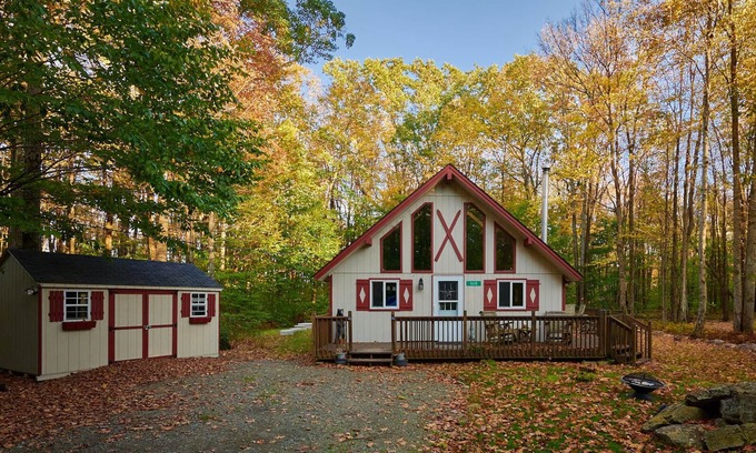 Locust Lake Village Chalet De Esquí | Ahora reservando para otoño e invierno. Acogedor chalet en el corazón de los Poconos.