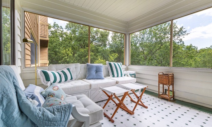 The Galena Territory Condominio | Fall into Lake Views! King Bed, Screened Porch & Fireplace – Guest Favorites!