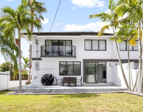 Olympia Heights Casa | Fall Sale! 4BR - Private Yard, Grill, Soaking Tub, Near Coral Gables & MIA Airport