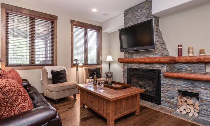 Woodwinds Casa | Summer Stays Available! Modern Townhome on Sierra Star Golf Course with Private Hot Tub and Grill!