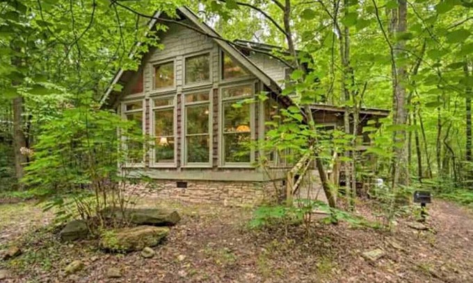 Chatsworth Cabina | Falls View Cabin at Dennis Mill on designated trout stream.