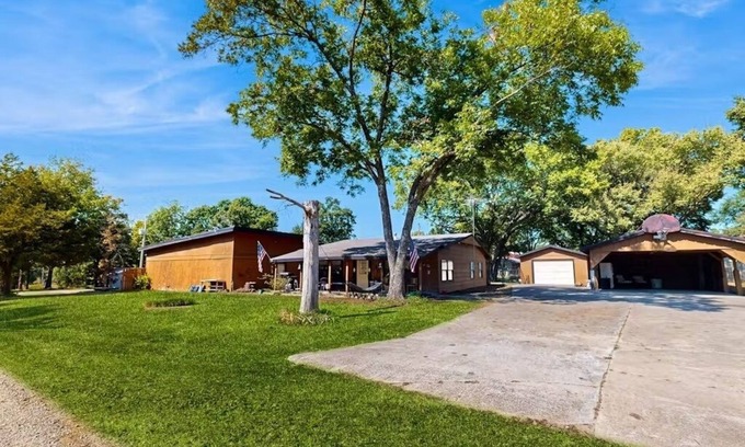 Longtown Casa | Families, Fishermen & Hunters. Pleasant 3-bedroom house is ready for you!