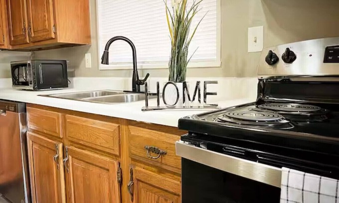 East Memphis Casa | Family 4BR Home Memphis BBQ, Yard, Games