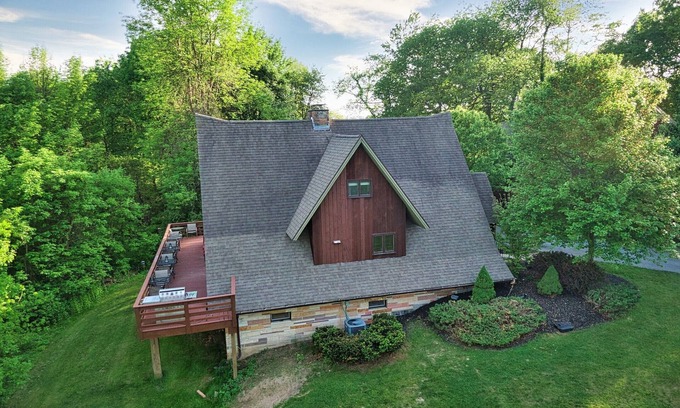 Saratoga Springs Casa | Family and Dog Friendly Home near historic racetrack and downtown w/ a fire pit.