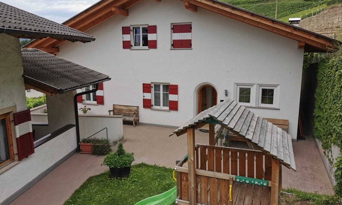 Kurtatsch an der Weinstraße Casa | Family apartment with playground and terrace surrounded by vineyards