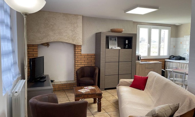 Sauvagny Cabaña | Casa rural con aire acondicionado, terraza, y actividades en granja cerca de Montluçon y Néris les Bains.