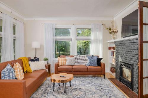 Appleton Casa | Family Downtown Mansion - Sleeps 13