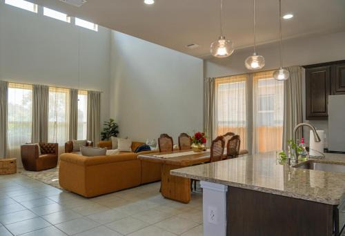 Manchaca Casa | Family Escape - King Size Suites - plus Fast Wifi
