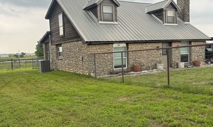 Paluxy Otro | Family farmhouse between Stephenville and Hico.