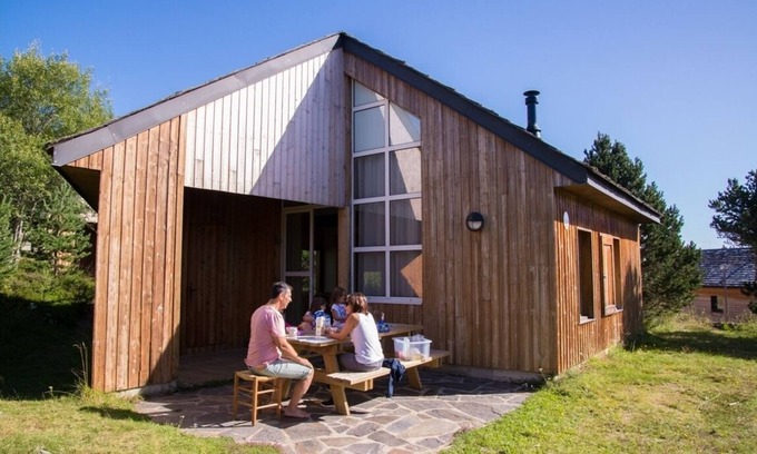 Saint-Denis-en-Margeride Chalet De Esquí | Family chalet for 6 people in a pine forest at Les Bouviers in Lozère.