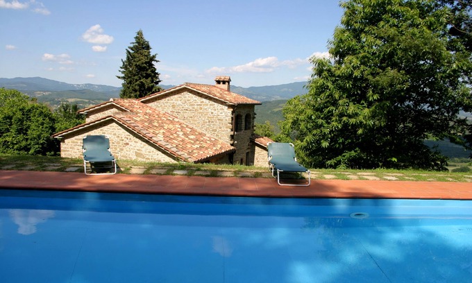 Caprese Michelangelo Villa | Villa con piscina privada, lago y vistas a la montaña. 10% de descuento para junio / julio