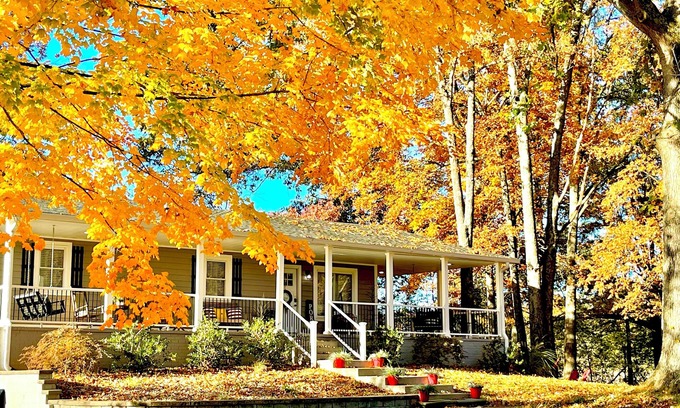 Drake Casa | HorsePower Theme! 2-Car Garage. 3 mi to I-65. Fire pit. Ping Pong. Family Games!