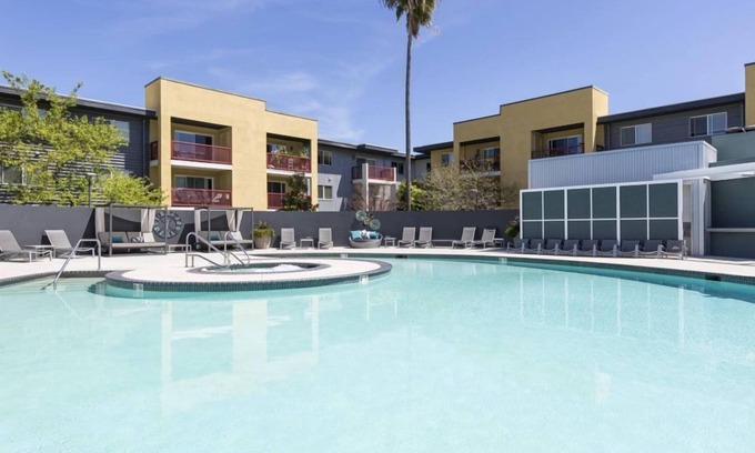 East San Mateo Condominio | Family-Friendly 2BR Condo in City South with Pool