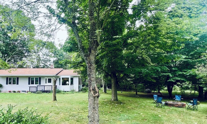 Arcadia Casa | Family friendly 2 br house with lake view, 3 min drive to beach