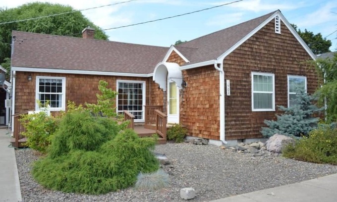 La Grande Casa | Family-Friendly 3-Bedroom House, Close to Downtown and EOU!