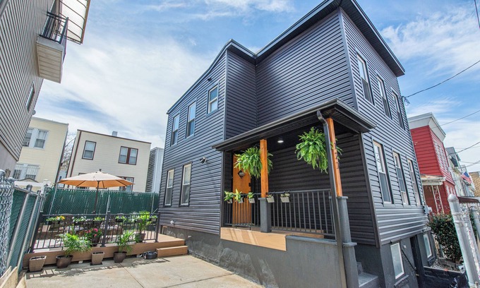 McGinley Square Casa | Charming Single Family Home w/ Driveway Close to NYC