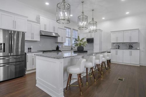 Montgomery Casa | Family-Friendly 5BR | Sleeps 15 | 3 mins Downtown!