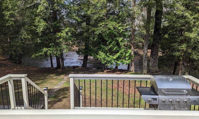 Bobcaygeon Cabaña | Family friendly cozy cottage on the river. Dogs welcome!