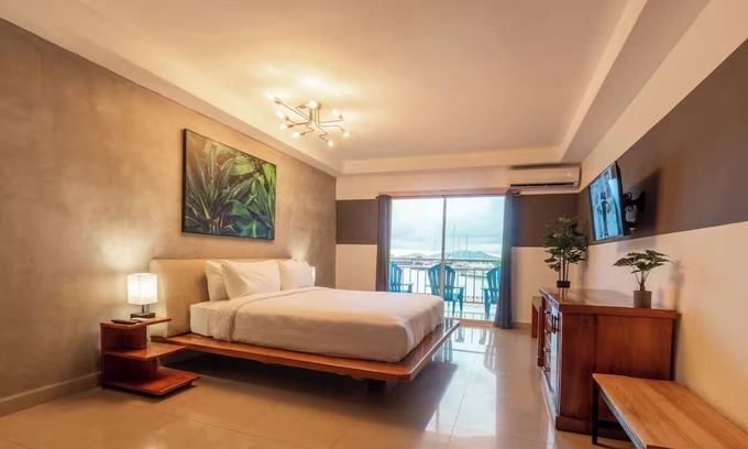 Amador Hotel | Family-Friendly Deluxe King with Free Parking, Ocean View