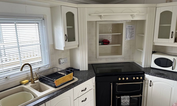 Grimsby Casa | Family Friendly holiday caravan, 5 mins from the beach in a peaceful location.