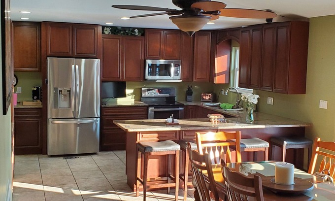 Lexington Casa | Family friendly house in quiet neighborhood. Close to everything!