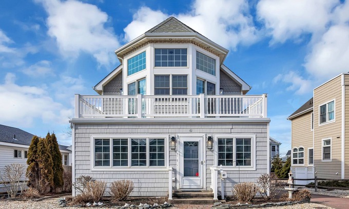 Manasquan Casa | Family friendly house across the street from Beach!