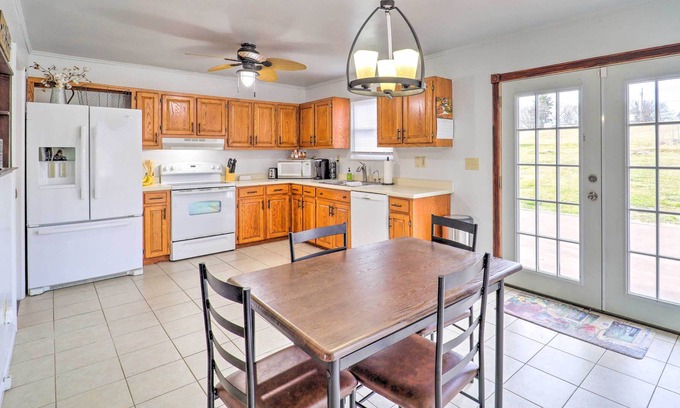 Jonesborough Casa | Family-Friendly Jonesborough Retreat w/ Yard!