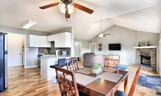 Clarksville Casa | Oasis familiar con cama King y gran patio cercado