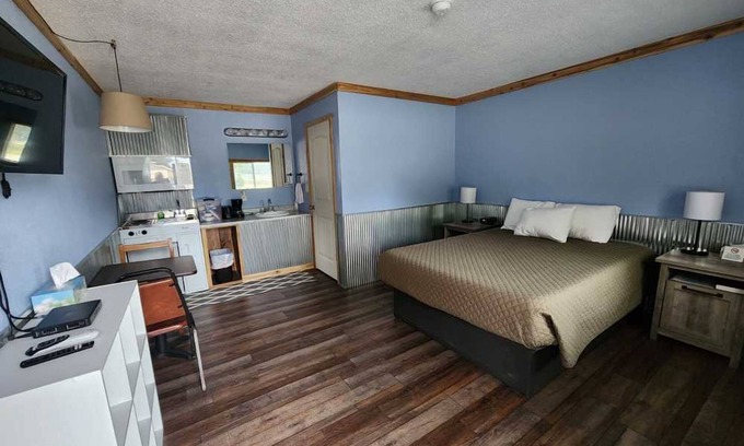 Warsaw Casa | Family-Friendly Room w/ Pool, Fishing Pond, & Boat Rentals for Outdoor Fun