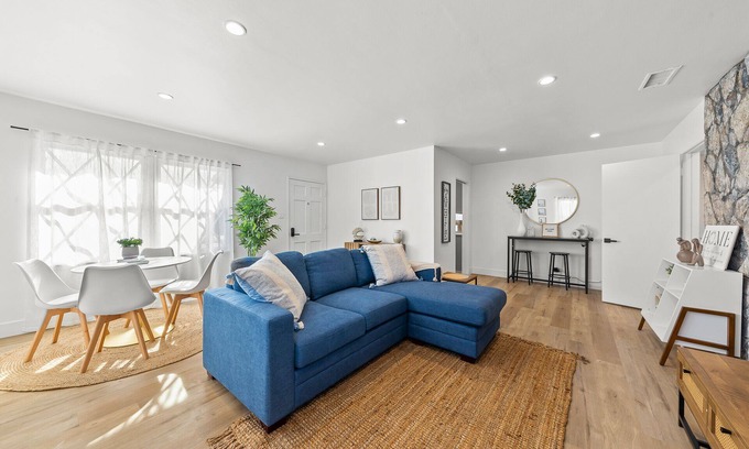 North Long Beach Casa | Family friendly SoCal Vacation Home- 10 min to airport! 20min to theme parks!