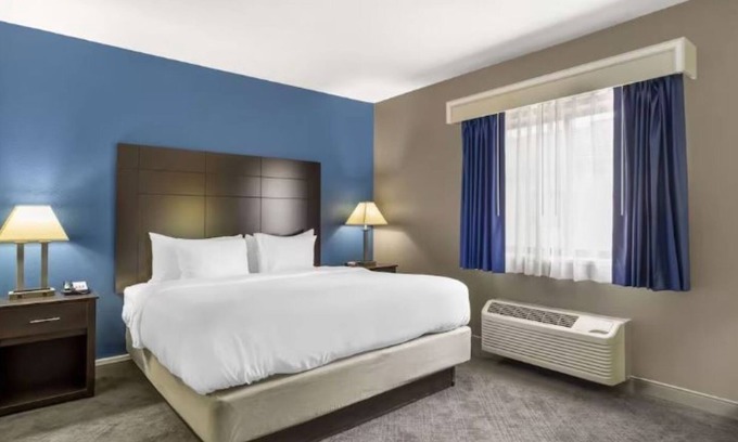 Mundelein Hotel | Family-Friendly Suites w/Pool & Breakfast Near Six Flags Great America