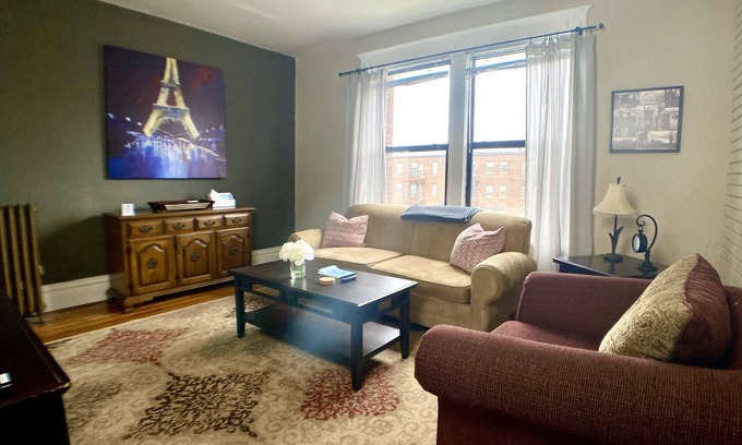DeBaliviere Place Condominio | Family-friendly suite with King+Queen beds-Steps to Metrolink Off-Street Parking