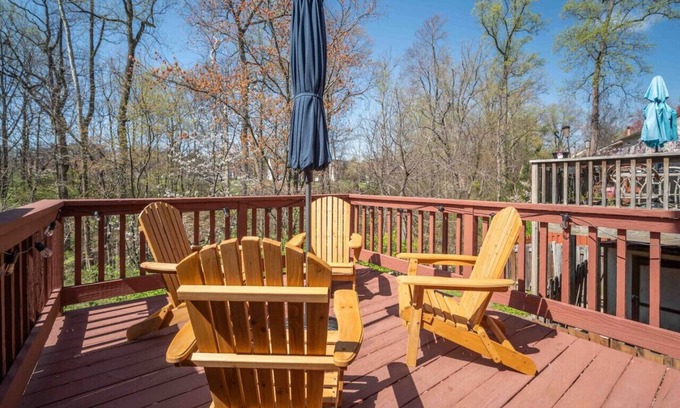 Calverton Casa | Family-Friendly Townhouse w/ 3 Suites & Parking
