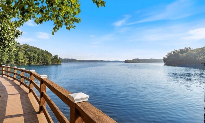Osage Beach Condominio | Family Fun at Lake Vibin' Lazy Days Osage Beach w/ 2 Pools, Playground, Games & Calm Water