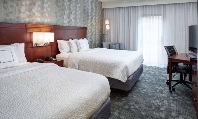 Brookfield Hotel | Family Fun at Milwaukee County Zoo! Indoor Pool!