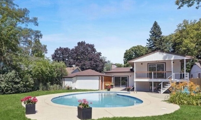 Des Plaines Casa | Family fun-house w/POOL & Game Room, 5 min from Airport and Rosement attractions