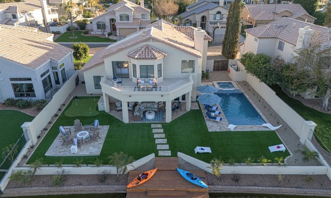 Val Vista Lakes Casa | Family Fun Lakefront, Htd Pool, Spa, Putt Green, Kayaks, Covered Patio w/TV, Indoor Games