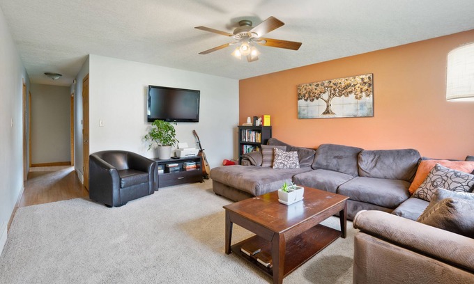 Waterloo Casa | Family Getaway 2BR/2BA with Sauna - Air Hockey - Bar