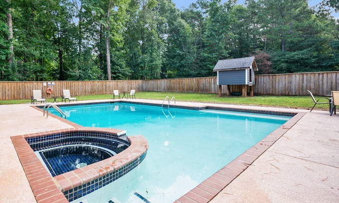 Conyers Casa | ✩Family Getaway ✩POOL ✩ Hot tub ✩ Pet Friendly ✩Sleeps 10