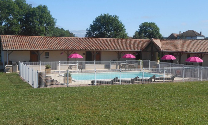 Abjat-sur-Bandiat Apartamento | Apartamento familiar Passiflora en Dordoña, con piscina y magníficas vistas.